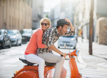 Junges Paar auf einem Moped