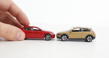 Autounfall mit Spielzeugautos - Verkehrsrechtsschutzversicherung